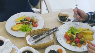 Restoranda yemek sağlıklı sebze salata genç aile.