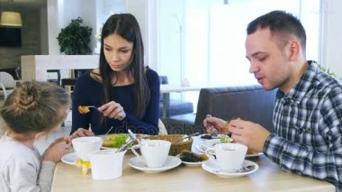 Onların sarışın besleme hoş anne kızı sebze salatası Cafe.