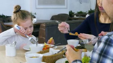 Aile restaurant, sağlıklı yemek yerim. Küçük kızı beyaz ekmek ile sebze salata yemek.
