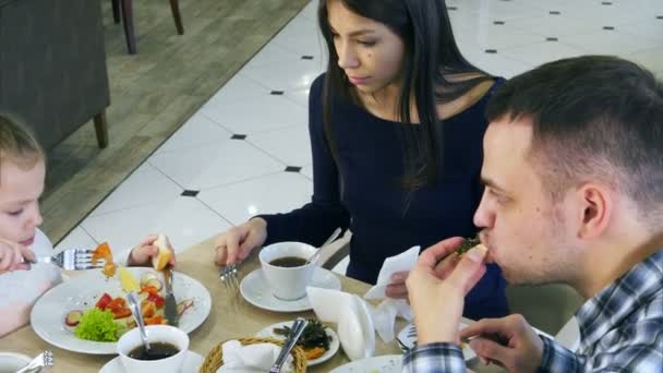 幸福的家庭，带着女儿在一家咖啡馆共进午餐 — 图库视频影像