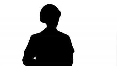 Siluet gülen kadın mühendis için kamerayı dijital tablet ile