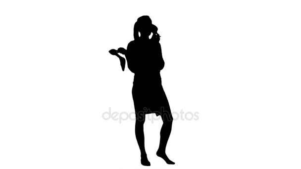 Silhouette Joven mujer habladora usando un zapato como un teléfono — Vídeo de stock