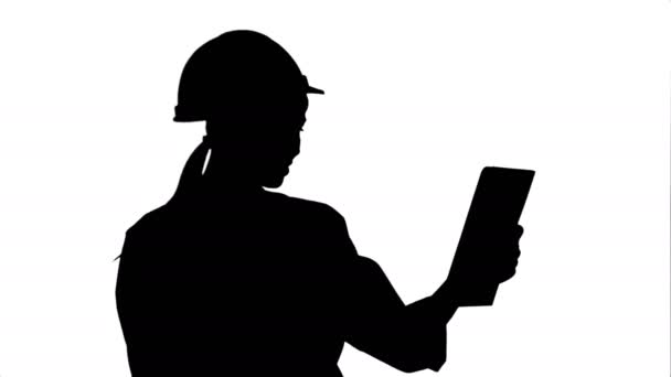 Silhouette weibliche Bauspezialistin in Hardhat mit einem Videoanruf per Tablet — Stockvideo