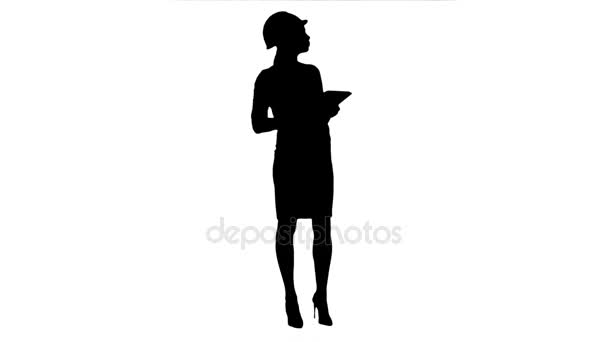 Silhouette Arquitecta femenina en tableta de sujeción de sombrero y haciendo inspección — Vídeos de Stock