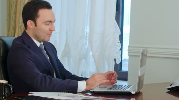 Hombre de negocios sonriente en la oficina en videoconferencia — Vídeo de stock