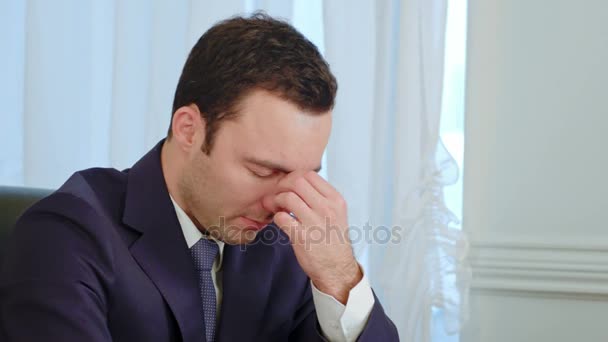 Больной молодой бизнесмен кашляет и высморкается в офисе — стоковое видео
