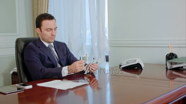 Uomo d'affari in giacca e cravatta che conta i soldi delle banconote — Video Stock