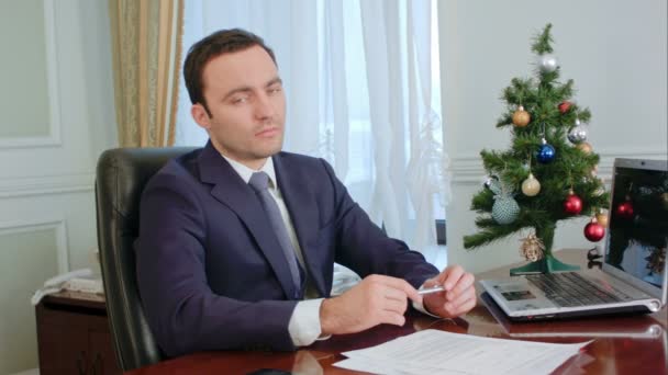 Retrato de un joven hombre de negocios guapo serio mirando a cámara, serio reflexivo — Vídeos de Stock