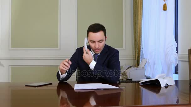 Uomo d'affari che ha problemi mentre telefona e mette giù il telefono — Video Stock