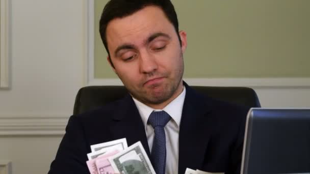 Portrét podnikatel počítat peníze — Stock video