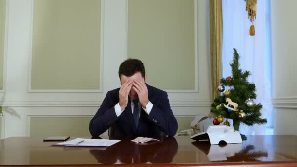 Hombre de negocios fracasado perdiendo dinero antes de Navidad — Vídeos de Stock