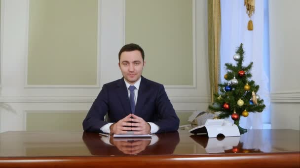 Optimistischer, charmanter Präsident blickt vor Weihnachten in die Kamera — Stockvideo