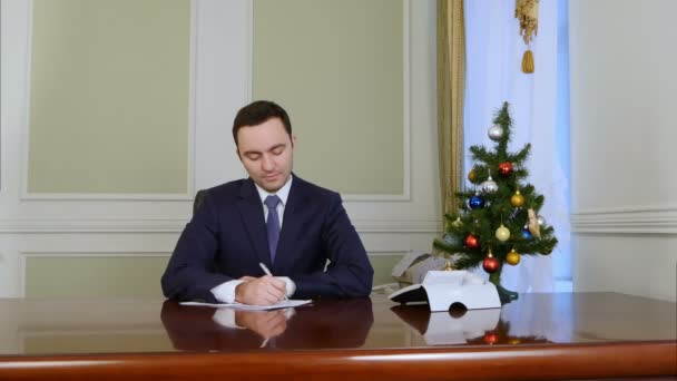 The president signing documents by the desk in office — Stock Video