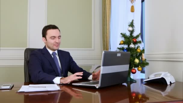 Jeune homme d'affaires a une vidéo appelant sur son ordinateur dans le bureau — Video