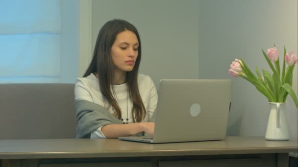 Hezká mladá žena, pracující na moderní notebooku na pohovce doma — Stock video