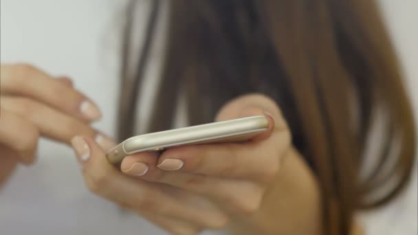 Τα χέρια της νεαρής γυναίκας χρησιμοποιεί ένα smartphone — Αρχείο Βίντεο