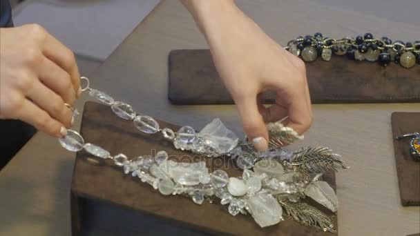 Nacklace för bruden i Smyckesbutik — Stockvideo
