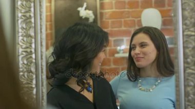 Onların görünüm denetimi ve jewerly deposundaki yeni Satınalmalar tartışırken iki genç kadın