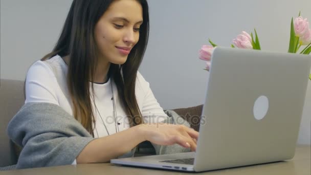 Retrato de estudante feliz trabalhando com laptop e sorrindo — Vídeo de Stock