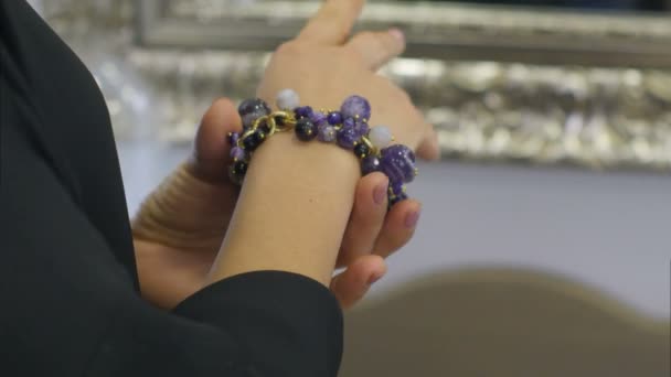 Blå pärla smycken armband på armen — Stockvideo
