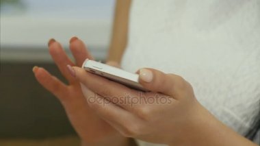 Kadın manifatura mesajları cep telefonu kullanarak parmak