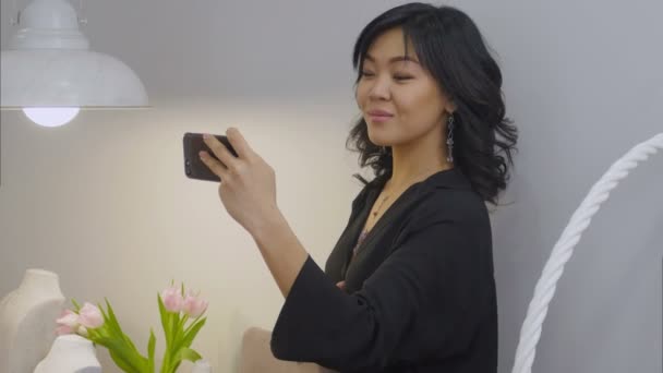 Asiática morena tomando selfie con celular usando nueva joyería — Vídeos de Stock