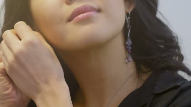 Ritratto di una giovane donna indossa bellissimi orecchini — Video Stock