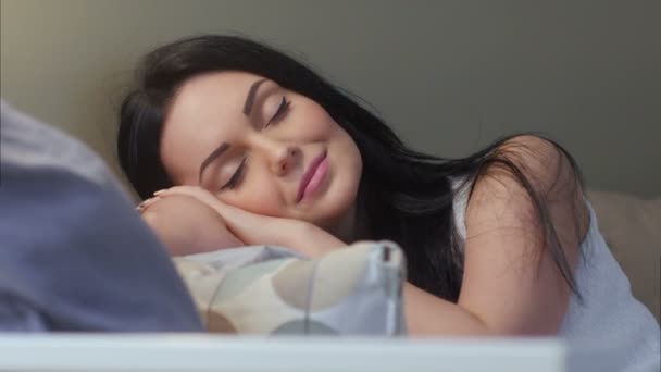 Красива брюнетка засинає на дивані вдома — стокове відео