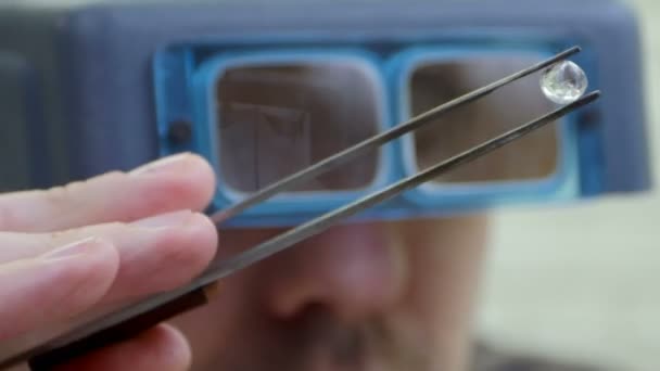 Master βλέπουν τα λαμπρά μέσα από τα γυαλιά — Αρχείο Βίντεο