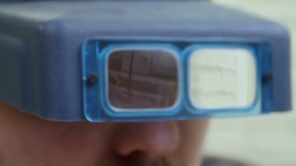 Unga juvelerare master kontrollera kvaliteten på pärlor genom glasögon — Stockvideo