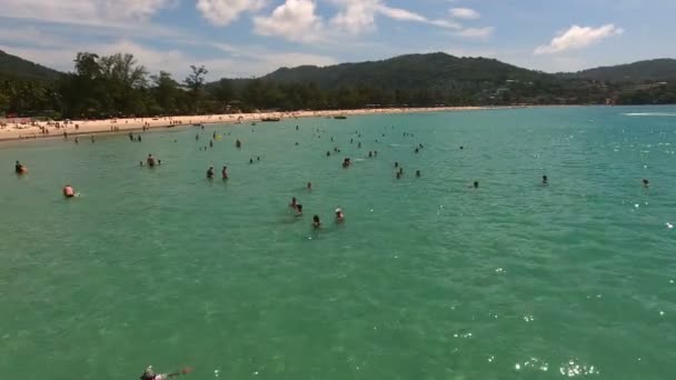 PHUKET, THAILAND - 20 JAN 2017: Multidão de pessoas nadando em águas azuis claras — Vídeo de Stock