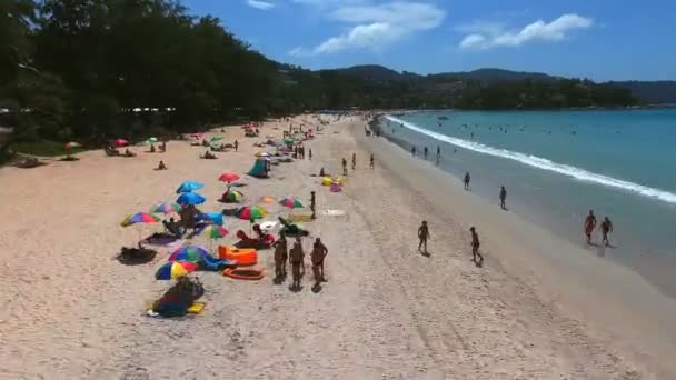 PHUKET, TAILANDIA - 20 ENE 2017: El helicóptero vuela sobre la playa llena de gente durante el día — Vídeo de stock