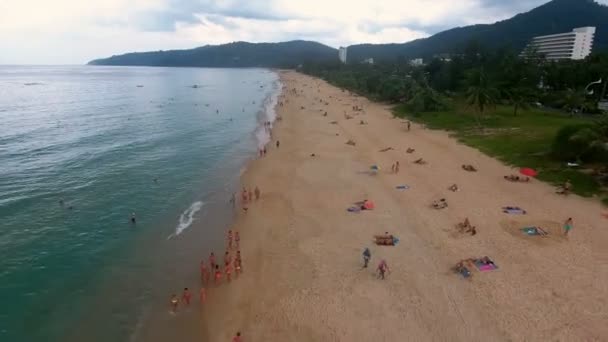 PHUKET, THAILAND - 20 JAN 2017: Voando sobre a praia vazia e poucas pessoas andando e tomando banho de sol na praia — Vídeo de Stock