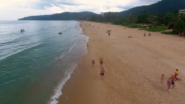 PHUKET, THAILAND - 20 JAN 2017: Fly away from the beach at cloudy day in Phuket, Thailand — Stock Video