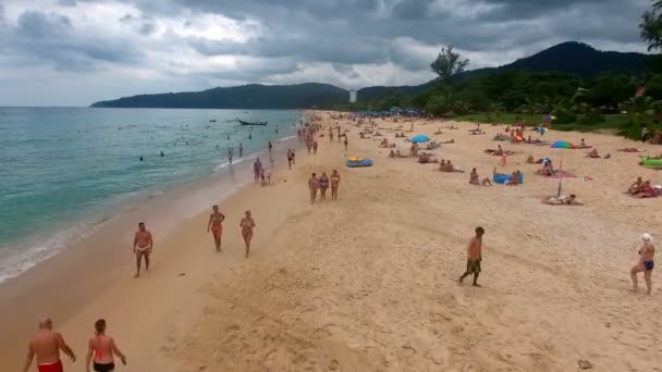 Phuket, thailand - 20 jan 2017: drohne fliegt über tropischen strand in phuket thailand — Stockvideo