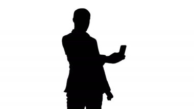 Siluet genç işadamı selfies telefonla alarak