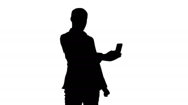 Silhouette ung affärsman tar selfies på telefon — Stockvideo