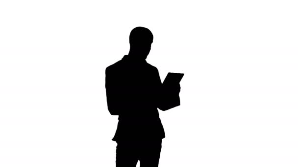 Silhouette Businessman haciendo videollamada en tableta — Vídeos de Stock