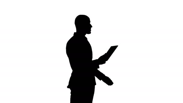 Silhouette Young gerente de tener videoconferencia en la tableta — Vídeos de Stock