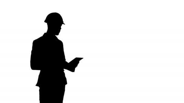 Silhouette Engineer en casco de seguridad realizando inspección con tableta — Vídeos de Stock