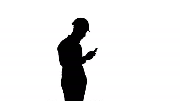 Silhouette unga manager i hjälm med mobiltelefon — Stockvideo