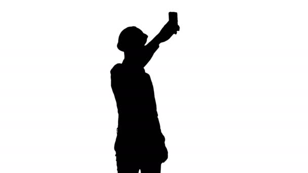 Silhouet-bouwvakker met behulp van telefoon te nemen van selfies — Stockvideo