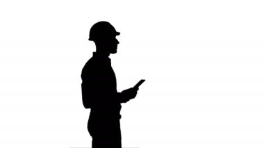 Yüklenici mühendisi olarak inşaat alanında dijital tablet holding teftiş kask siluet