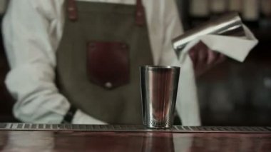Barmen iş yerinde ahşap masa peçete ile losyonları