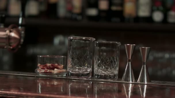 Vasos vacíos sobre mesa de madera en bar — Vídeos de Stock