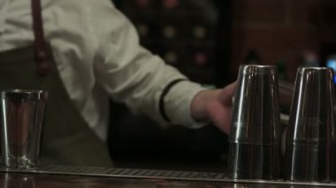 Barmen tarafından bir kokteyl hazırlama süreci