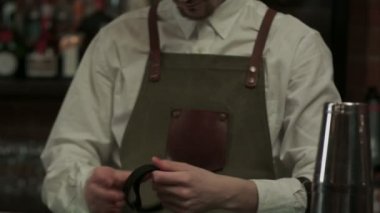 Barmen üniformayı koyar ve barda işe başlıyor