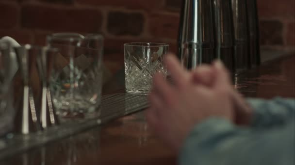 Mani maschili sul tavolo del bar, mentre aspetta che il suo cocktail sia preparato — Video Stock