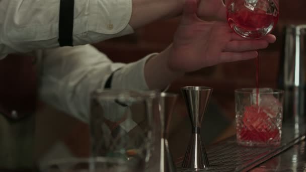 Barista mani fare e decorare cocktail negroni con fetta di arancia — Video Stock