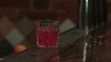 Barmen bitiş kokteyl, portakal ve adam ile dekorasyon deneyin o kokteyl